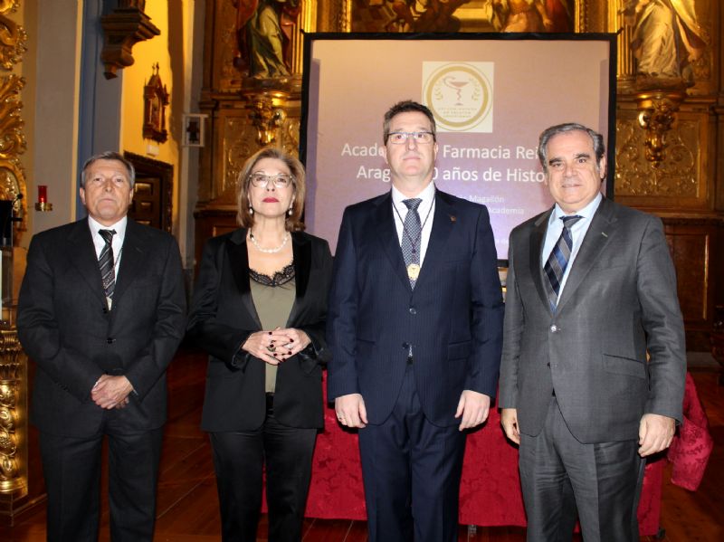 El presidente del Colegio Oficial de Farmac�uticos de Zaragoza, Ram�n Jord�n, recibe la medalla de oro de la Academia de Farmacia Reino de Arag�n