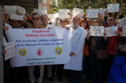 Ampliar foto: El Colegio de M�dicos de Zaragoza con la Plataforma �M�dicos con valor� por una atenci�n primaria digna y de calidad