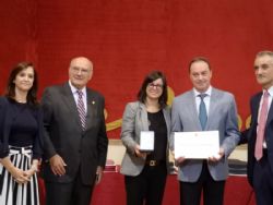 Ampliar foto: El Servicio de Orientaci�n Penitenciaria del Colegio de Abogados de Zaragoza recibe la medalla de plata al m�rito social penitenciario entre reivindicaciones