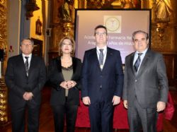 Ampliar foto: El presidente del Colegio Oficial de Farmac�uticos de Zaragoza, Ram�n Jord�n, recibe la medalla de oro de la Academia de Farmacia Reino de Arag�n