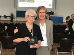 Ampliar foto: La presidenta del Colegio Profesional de Psicolog�a de Arag�n (COPPA), Luc�a Tom�s, reconocida a nivel internacional en el campo de la Psicodermatolog�a
